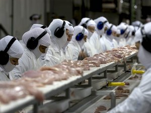 Produção industrial cai 1,3% em março, pior resultado desde setembro