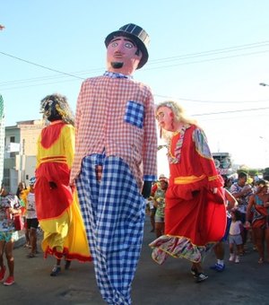 Bonecos da Cidade mantém vivo o carnaval de rua da Ponta da Terra