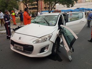 Colisão entre carro e micro-ônibus deixa universitário ferido na Ponta Verde