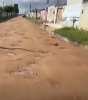 Moradores do bairro Nilo Coelho reclamam das condições precárias das ruas