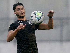 Pai de Marcinho, ex-Botafogo, confirma que filho conduzia o carro em atropelamento de casal