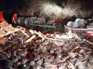 Carreta carregada de motores de geladeira tomba e motorista morre 