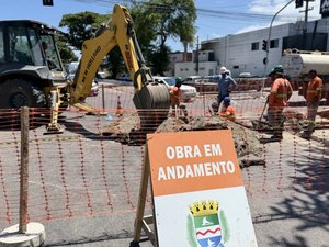 Obra emergencial de drenagem interdita via no Conjunto Murilópolis, na Serraria