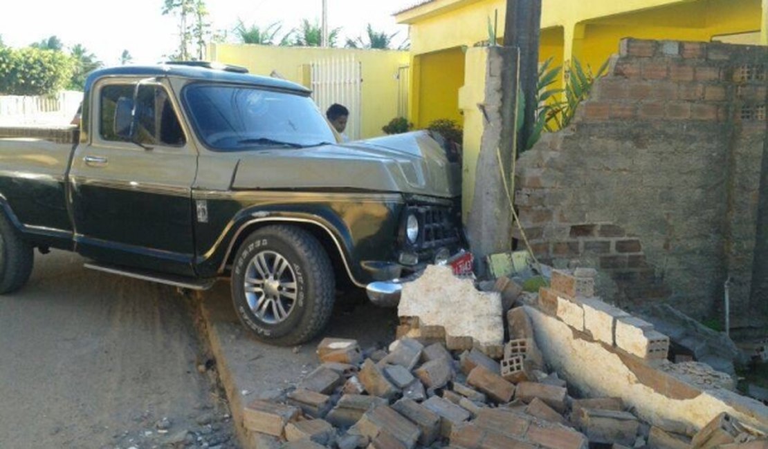 Condutor colide em muro em povoado da zona rural de Arapiraca