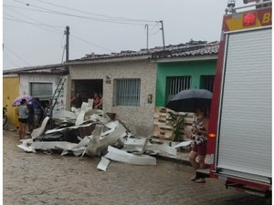 [Vídeo] Incêndio destrói cômodo de residência em São Sebastião