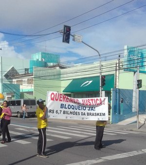 Moradores do Pinheiro protestam na Praça Centenário, em Maceió