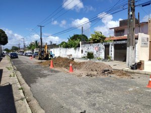 Sem água: Casal paralisa reservatório para consertar adutora no Farol