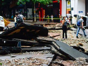 Devastadora, chuva em BH arranca asfalto e deixa 53 mortos