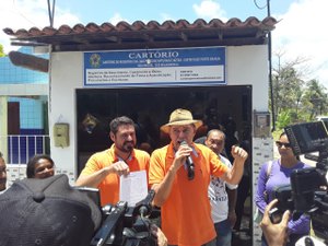 Théo Pontes registra em cartório compromisso para abrir mão de salário de prefeito