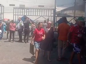 [Vídeo] Pais protestam contra falta de transporte escolar em Maceió e bloqueiam terminal no Benedito Bentes