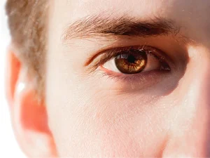 Trend nas redes, raspar os cílios pode causar lesões nos olhos