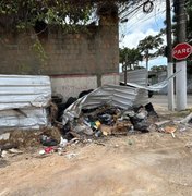 [ Vídeo] Moradores denunciam descarte constante de lixo e pneus em esquina no bairro Farol, em Maceió