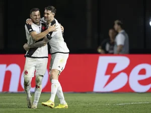 Com lei do ex e replay, Vasco vence o Athletico-PR de virada na Copa do Brasil