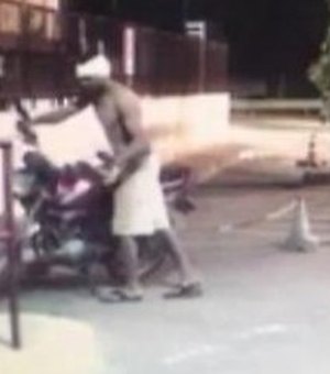 [Vídeo] Moto de funcionário do Chama é furtada em frente à guarita do Hospital