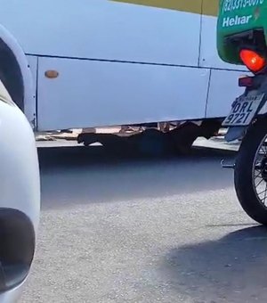 Suspeito de roubo é linchado por populares e se esconde debaixo de ônibus no Jacintinho
