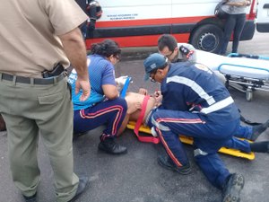 [Vídeo] Acidente entre carro e motocicleta deixa uma ferido em Arapiraca