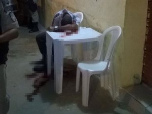 Homem é assassinado a tiros em lanchonete