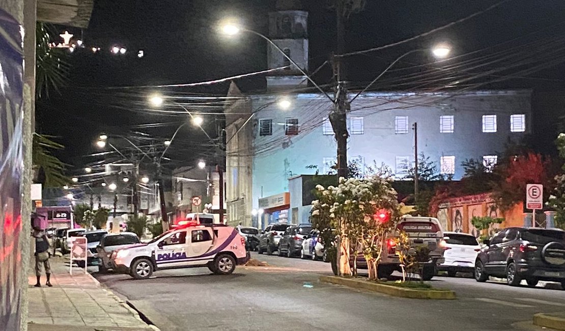 Sargento da PM acusado de feminicídio contra feirante em Palmeira dos Índios se entrega à polícia