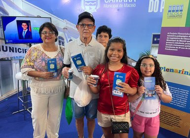 População conhece as ações da Câmara de Maceió no estande do Legislativo na Feira da AMA