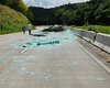 Carga de vidros cai de caminhão e ocupa parte de rodovia em Flexeiras