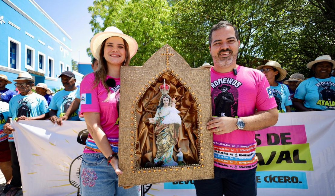 Prefeita Ceci participa da subida ao Horto do Padre Cícero com romeiros de Atalaia