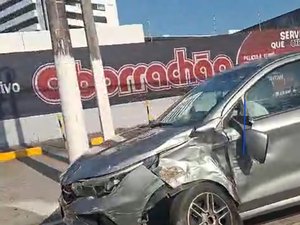 Carreta avança sinal vermelho e provoca acidente na Avenida Fernandes Lima