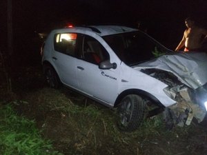Carro colide contra poste ao tentar desviar de veículo AL-101 Norte