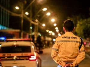 Motoristas discutem após colisão entre caminhão e carro