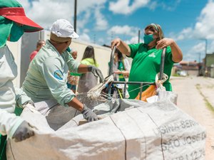 Prefeitura de Maceió homenageia catadores de recicláveis no dia nacional da categoria