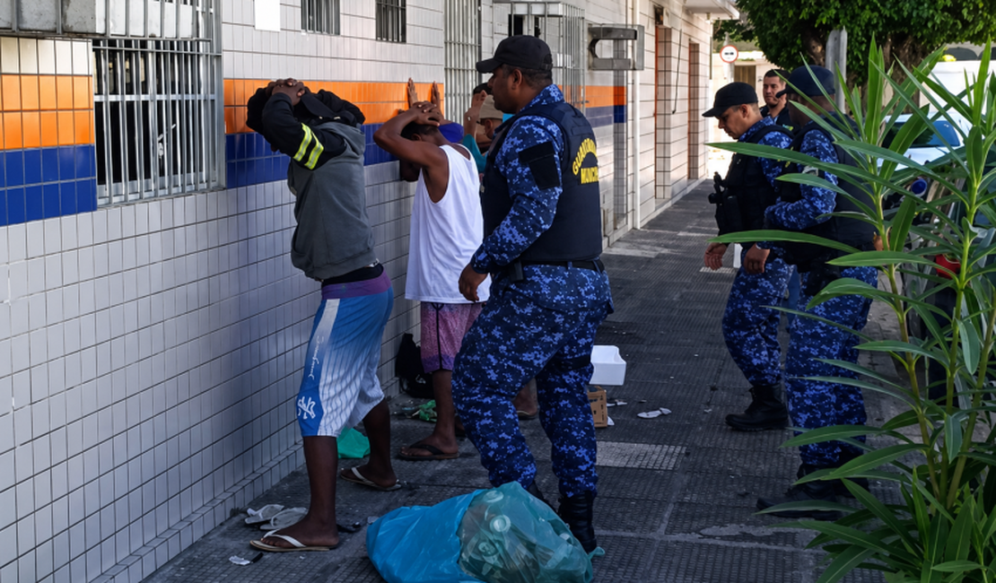 Guarda Municipal recolhe arma branca e objetos para o uso de drogas na Ponta da Terra