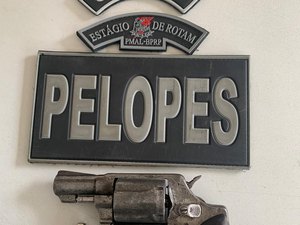 Homem é preso dentro de casa com revólver e moto roubada, em Arapiraca