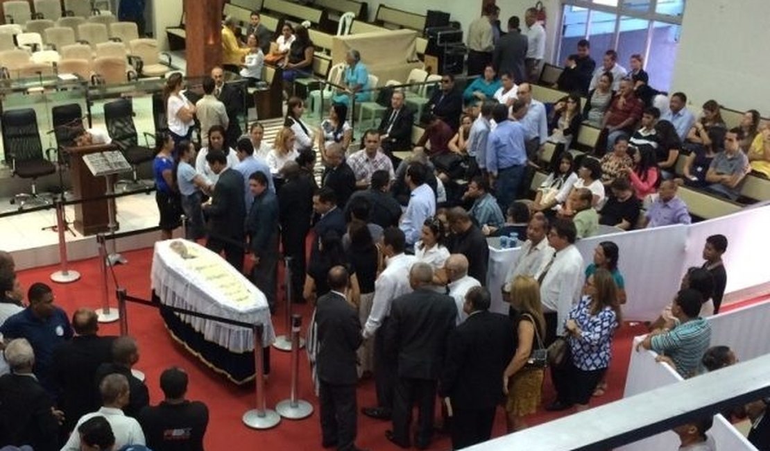 Centenas de evangélicos dão último adeus ao Pr. José Neco