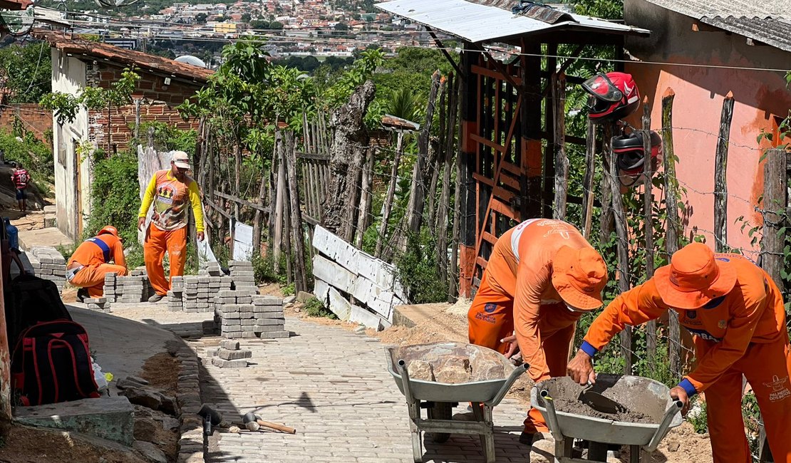 Prefeitura de Palmeira dos Índios avança com pavimentação no Alto do Cruzeiro