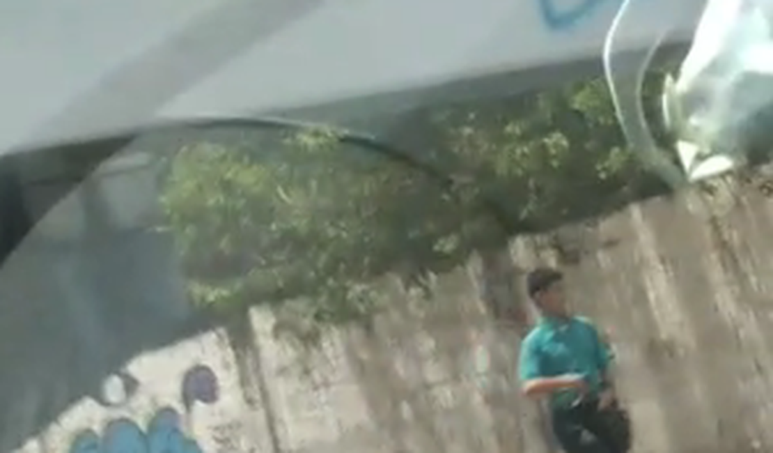 [Vídeo ] Trio assalta  passageiros de van na Av. Fernandes Lima neste sábado (11)