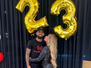 Assumiram! Irmã de Neymar, Rafaella Santos posa aos beijos com Gabigol