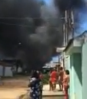 [Vídeo] Caminhão de obra da Prefeitura pega fogo no bairro da Santa Lúcia