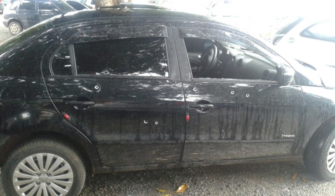 Criminosos roubam veículos, trocam tiros com a polícia e conseguem fugir