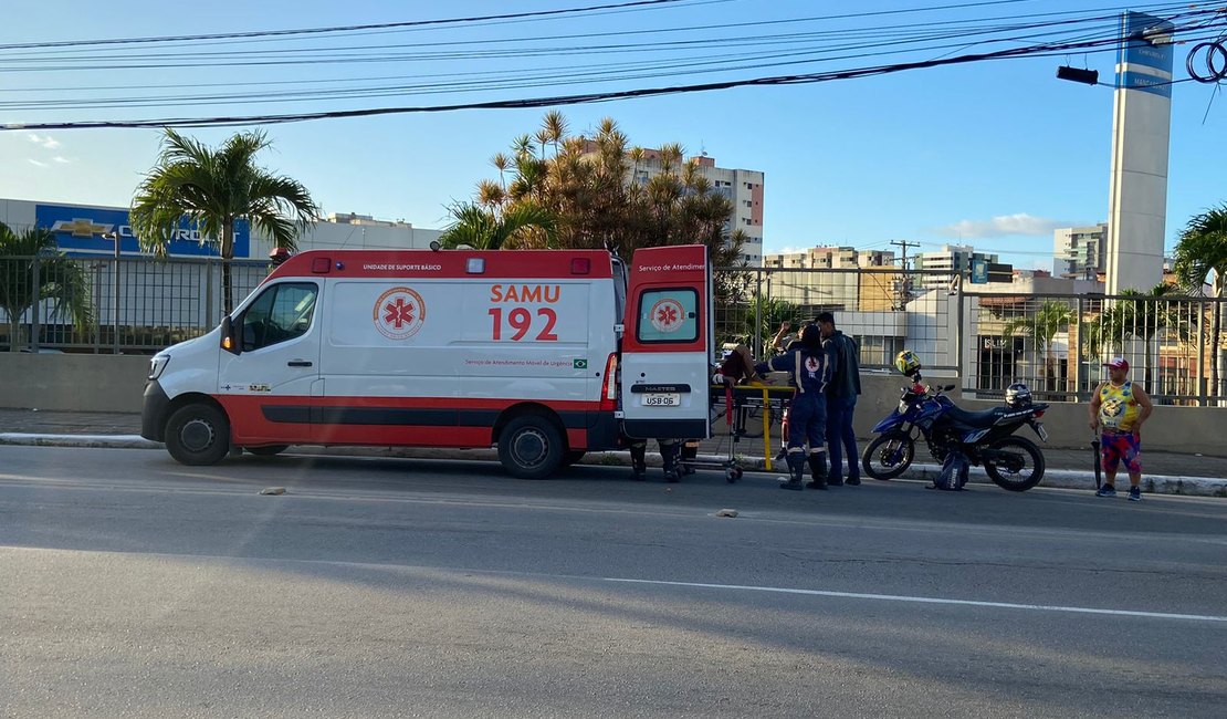 [Vídeo] Homem é atropelado por motocicleta ao atravessar Av. Gustavo Paiva