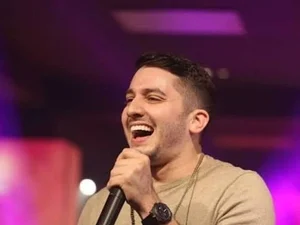 Jonas Esticado faz apresentação surpresa em bar da orla de Maceió e agita público