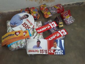 Vereadora do PSL é detida distribuindo lanches, brindes e com adesivos do PT