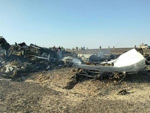 Avião que caiu no Egito se despedaçou no ar
