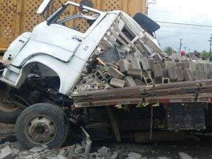 Colisão entre caminhões deixa um morto e dois feridos