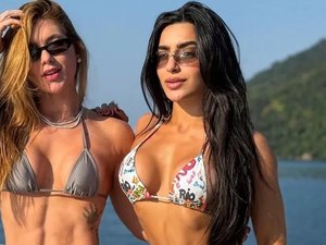 Solteira, Virginia passeia de lancha com amiga