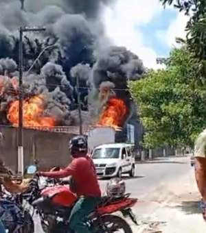 Caminhão-baú pega fogo no Conjunto Salvador Lira, em Maceió
