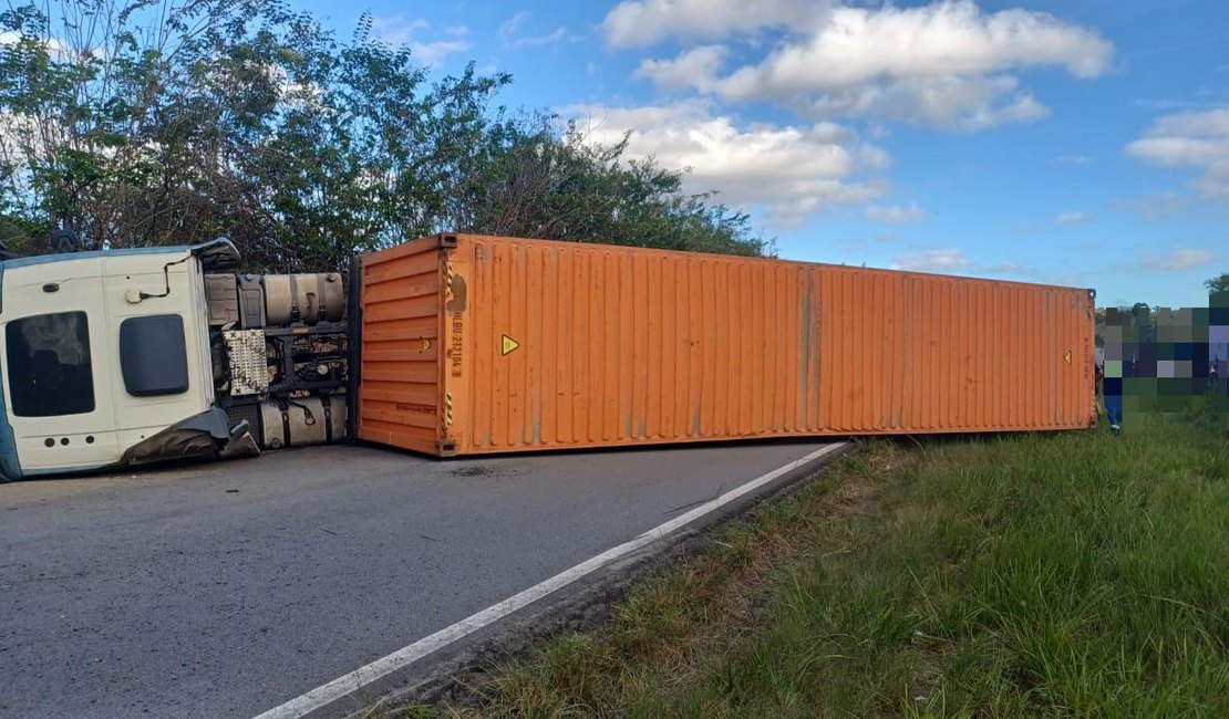 Rodovia é totalmente interditada após caminhão tombar na BR-101, em Flexeiras