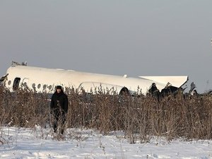 Avião com 100 pessoas cai próximo de aeroporto no Cazaquistão