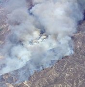 Incêndio avança na Califórnia apesar de esforços dos bombeiros para conter fogo
