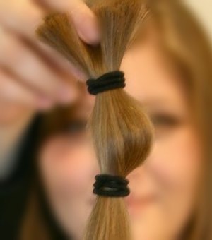 Instituições apostam na troca de cabelos por perucas para ajudar jovens com câncer