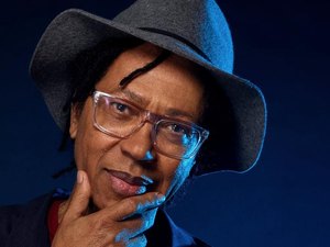 Djavan brinca com 'calorão' e diverte a web: 'Não tem mais um bom lugar para ler um livro'