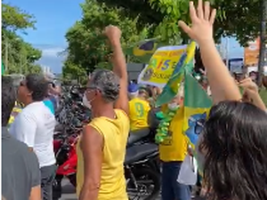 [Vídeo] Manifestantes se aglomeram em frente ao quartel do Exército, em Maceió